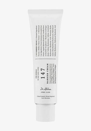 Witte knijptube met een getextureerde dop, gelabeld "147 BARRIER CREAM." Voorzien van zwarte tekst die gebruik en ingrediënten beschrijft. Strak, minimalistisch ontwerp.