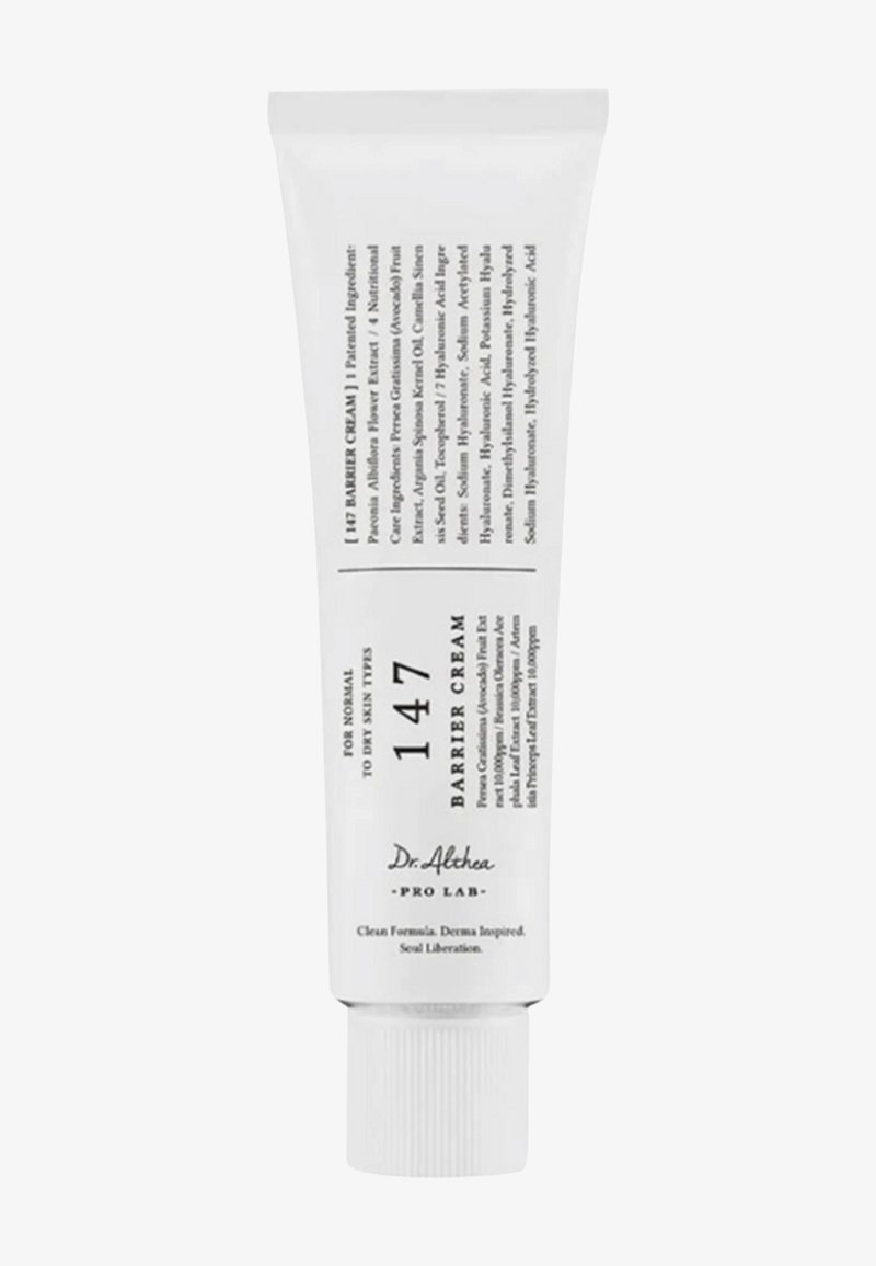 Hvit klemmetube med en strukturert hette, merket "147 BARRIER CREAM." Har svarte tekster som beskriver bruksanvisning og ingredienser. Elegant, minimalistisk design.
