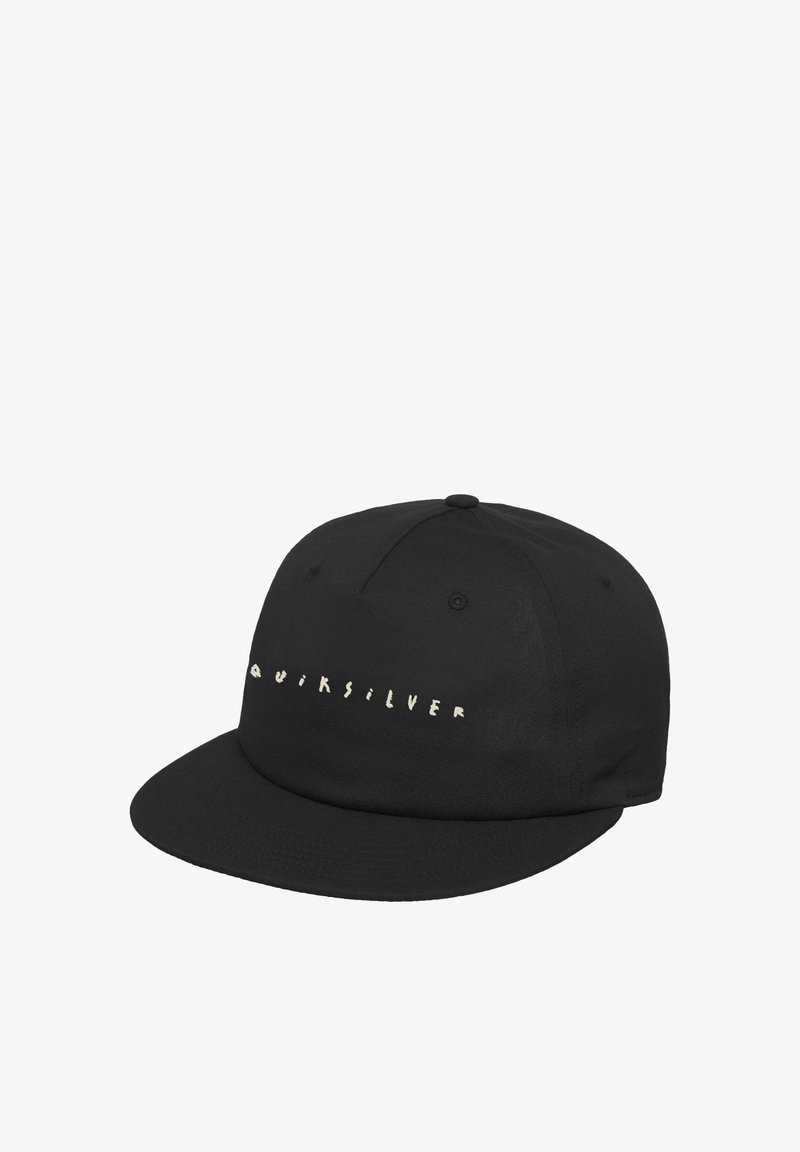 Casquette noire Quiksilver à visière plate avec le nom de la marque brodé en blanc sur le devant, présentée sur un fond blanc.