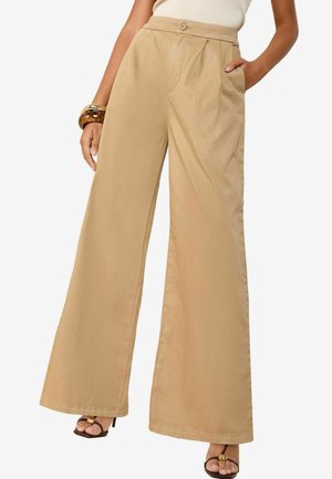 Pantalons beige à jambes larges avec taille haute, plis, poches latérales et fermeture par bouton. Le matériau semble lisse avec une texture légère.