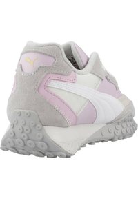 Zapatillas con una parte superior en rosa y blanco con acentos de ante, una suela texturizada en gris y un logo dorado en el talón.
