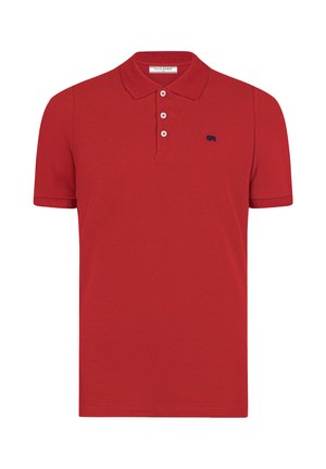 Rotes Polohemd mit kurzen Ärmeln, drei weißen Knöpfen und kleinem marineblau besticktem Logo auf der linken Brust.