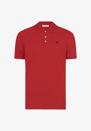 Polo rojo de manga corta con tres botones blancos y pequeño logo bordado en azul marino en el pecho izquierdo.