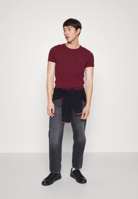 Tommy Hilfiger T-shirt básica - deep rouge