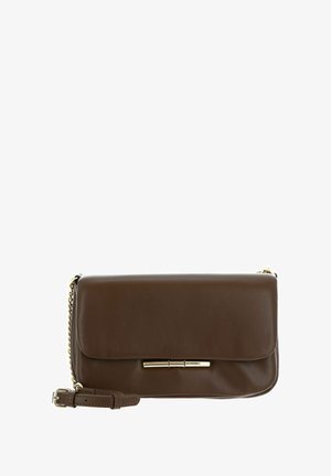 Pochette en cuir marron avec un détail de barre horizontale en or et une bandoulière ajustable assortie avec des accents de chaîne.