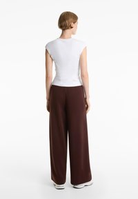 OYSHO SOFT-TOUCH STRAIGHT-LEG WITH CREASE - Donji dijelovi trenirke - mottled brown