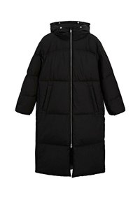 Zwarte pufferjas met een capuchon, voorzien van een ritssluiting aan de voorkant, grote zakken, een gewatteerde textuur en een lengte tot de knieën.