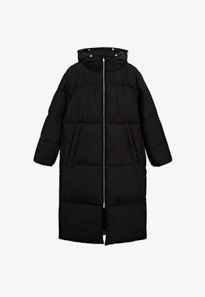 Zwarte pufferjas met een capuchon, voorzien van een ritssluiting aan de voorkant, grote zakken, een gewatteerde textuur en een lengte tot de knieën.