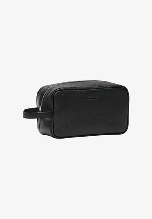 Mustalla nahkaisella kosmetiikkapussilla, jolla on teksturoitu pinta, suorakaiteen muotoinen muoto ja vetoketjukiinnitys. Sisältää sivukahvan helppoa kuljettamista varten.