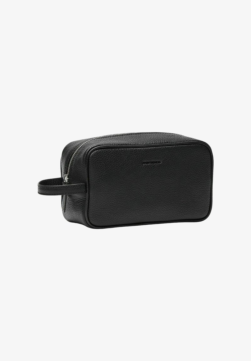 Zwarte leren cosmetica tas met een gestructureerd oppervlak, rechthoekige vorm en ritsluiting. Voorzien van een handvat aan de zijkant voor gemakkelijk vervoer.