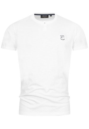 T-shirt blanc à manches courtes en coton léger, avec un col henley et un petit logo circulaire bleu sur la poitrine gauche.