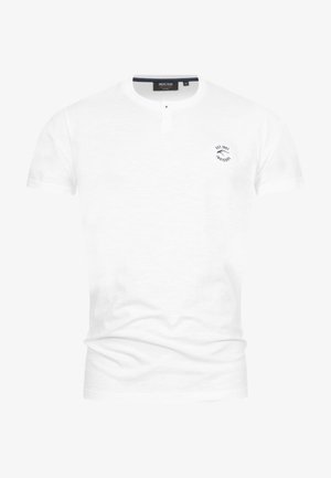 T-shirt blanc à manches courtes en coton léger, avec un col henley et un petit logo circulaire bleu sur la poitrine gauche.