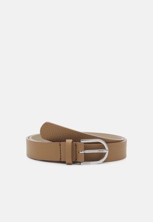 Cinturón de cuero marrón texturizado enrollado con hebilla redonda plateada y detalles cosidos sobre fondo blanco.