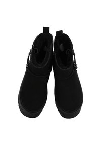 Czarne zimowe botki za kostkę z futrzanym wykończeniem, zamkami błyskawicznymi po bokach i pętlami z tyłu ułatwiającymi zakładanie.