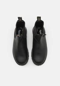 Schwarze Leder-Ankle-Boots mit elastischen seitlichen Einsätzen, runder Spitze und Zugschlaufen. Glatte Textur mit einer robusten Gummisohle.