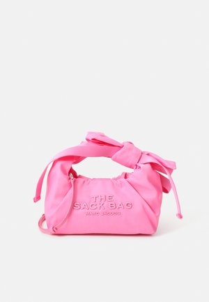 Borsa a mano di un luminoso colore rosa, con una maniglia annodata, caratterizzata da testo impresso che recita "THE SACK BAG" e "MARC JACOBS" sulla parte anteriore.