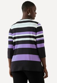 Zwart en paars gestreepte blouse met driekwart mouwen, featuring horizontale strepen in schaduwen van zwart, paars en wit, met een gladde textuur.