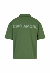 Camicia verde a maniche corte caratterizzata da un colletto e con la scritta "CIAO AMORE" stampata in grigio chiaro sul retro. Tessuto di consistenza seta.