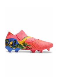 Scarpa da calcio rosa testurizzata con design simile a una calza, accenti multicolore e motivi grafici, dotata di suola blu e tacchetti per terreni duri.