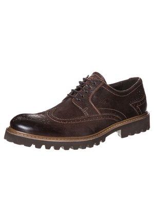 Chaussure brogue en cuir marron foncé avec perforations en forme d'aile, fermeture à lacets, surpiqûres contrastées et semelle épaisse et robuste.