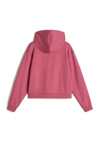 Rosa kortärmad huvtröja med huva, långa ärmar och ribbade mudd. Slät, något texturerad tyg. Inga synliga mönster eller detaljer.