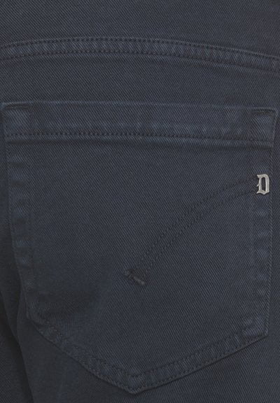 Jeans in denim blu navy con una finitura testurizzata. Presentano una tasca posteriore con una cucitura curva distintiva e un accento con logo "D" in argento.