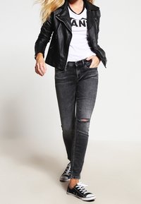 Calvin Klein Jeans Vaqueros pitillo - grey denim
