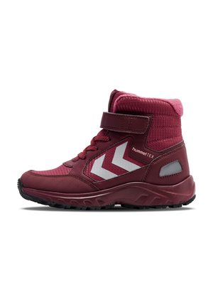 Rote wasserdichte Wanderstiefel mit strukturierter Oberseite, Klettverschluss und weißen Chevron-Design. Robuste Sohle für Traktion und Unterstützung.