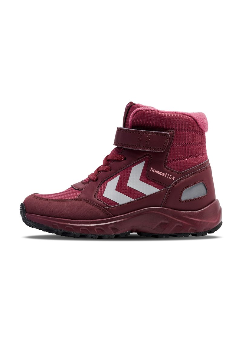 Bota de senderismo impermeable roja con parte superior texturizada, correa de velcro y diseño de chevron blanco. Suela resistente para tracción y soporte.