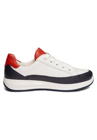 Schlichter weißer Sneaker mit schwarzen Akzenten an Sohle und Zehenbereich sowie roten Details am Fersenpolster und an der Zunge, nach links geneigt.