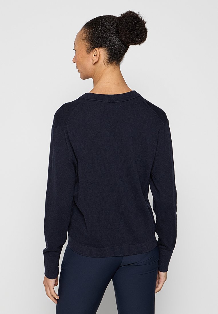 Marineblau gestrickter Pullover mit Rundhalsausschnitt und Raglanärmeln. Mit geripptem Saum und Bündchen, aus leichtem, weichem Material.