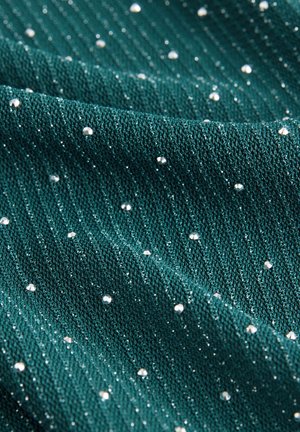 Türkizkék texturált szövet bordázott mintával, apró, csillogó flitterekkel díszítve, melyek egyenletesen helyezkednek el a felületen.