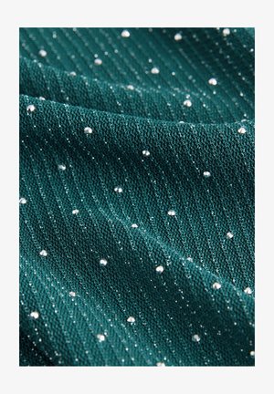 Türkizkék texturált szövet bordázott mintával, apró, csillogó flitterekkel díszítve, melyek egyenletesen helyezkednek el a felületen.