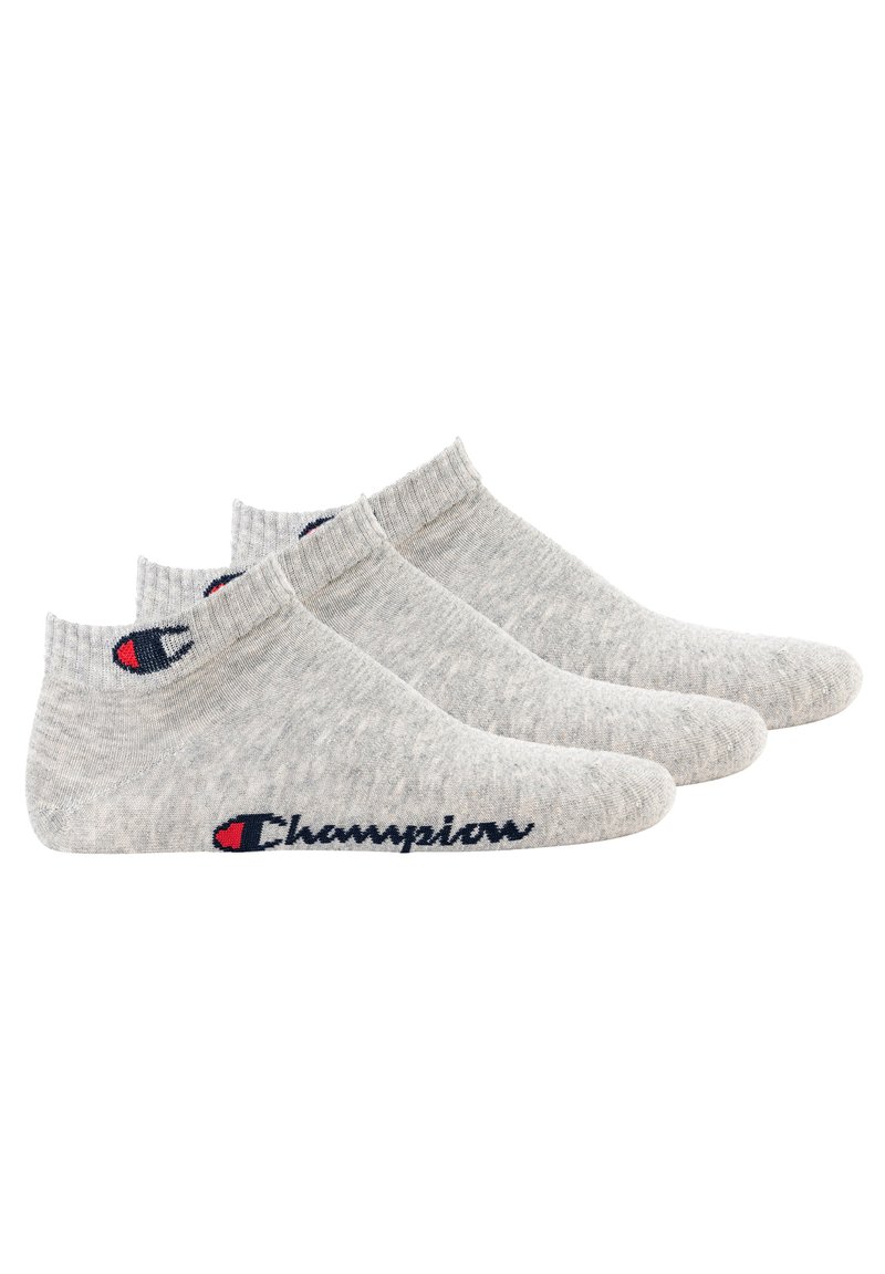 Drei Paar graue Knöchelsocken aus einem weichen, gestrickten Stoff. Mit einem gerippten Bündchen und dem blauen "Champion"-Logo mit roten Akzenten.