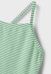 Haut rayé vert et blanc en tissu léger. Comprend des bretelles fines ajustables et une texture douce avec un léger éclat.