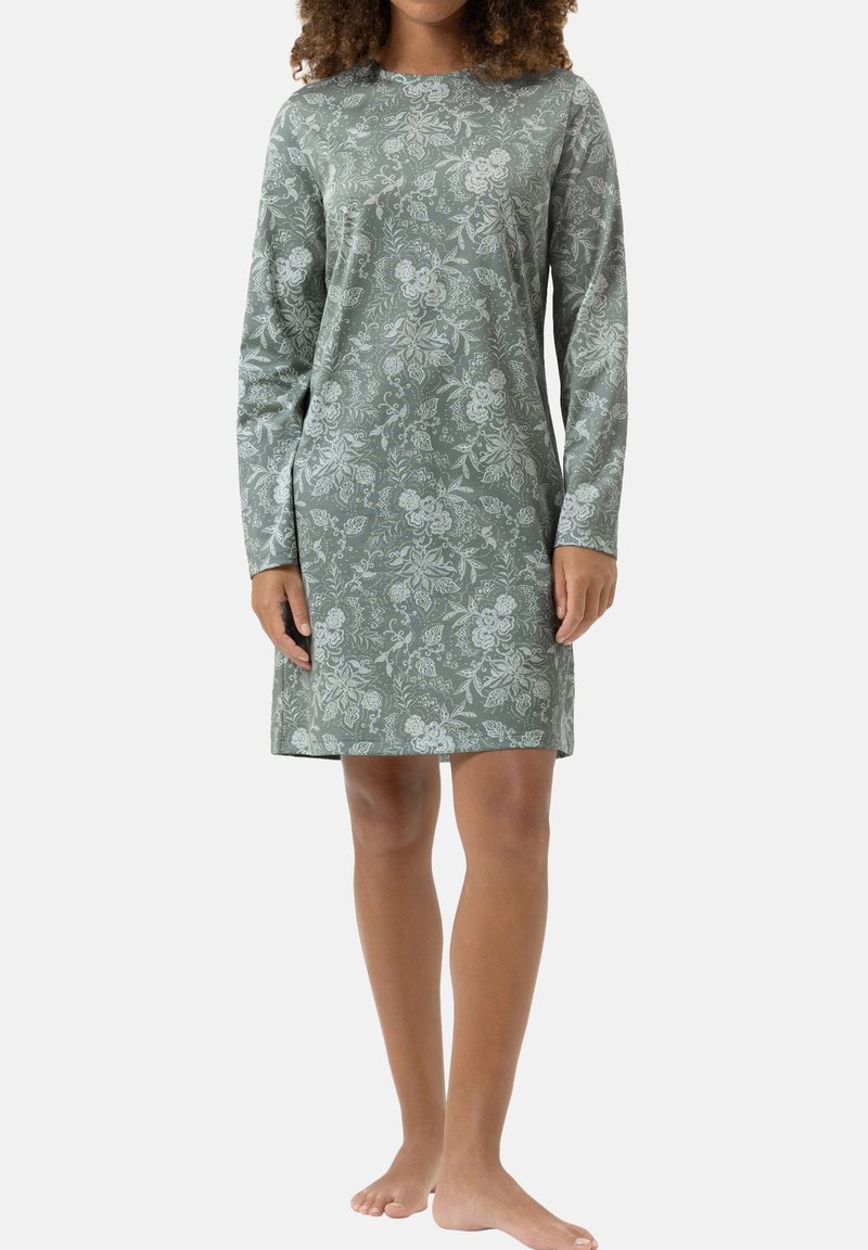 Nightgown con maniche lunghe in morbido tessuto verde con motivo floreale, caratterizzato da un collo rotondo e un taglio fino al ginocchio.