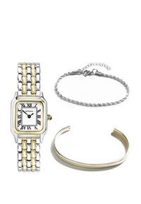 Montre carrée en acier inoxydable avec des accents dorés, cadran blanc et chiffres romains noirs ; accompagnée d'un bracelet en argent torsadé et d'un bracelet minimaliste en or.
