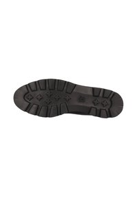 Suela de bota de goma negra con un patrón de surcos profundos y un pequeño logo redondo cerca del arco, aislada sobre un fondo blanco.