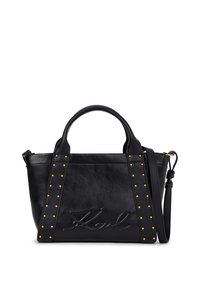 Bolsa de mão em couro preto com alças duplas, alça de ombro ajustável, tachas douradas ao longo das alças frontais e assinatura estampada no painel frontal.