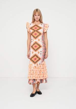 Vestido maxi com um padrão geométrico em rosa, laranja e branco, apresentando mangas com volantes e uma bainha em camadas. Feito de tecido leve.