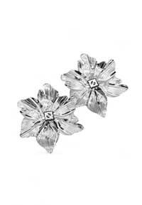 Orecchini floreali in argento con dettagliati motivi di foglie, caratterizzati da una gemma centrale. Il design è tridimensionale e texture.