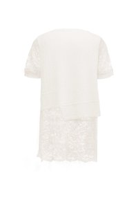 Top bianco con maniche corte e design a strati. Corpino lavorato a maglia con un motivo testurizzato, sovrapposto da pizzo intricato nella parte inferiore.