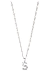 Collana in argento con ciondolo a forma di "s" minuscola. La catena è composta da anelli intrecciati, offrendo una finitura liscia e lucida.