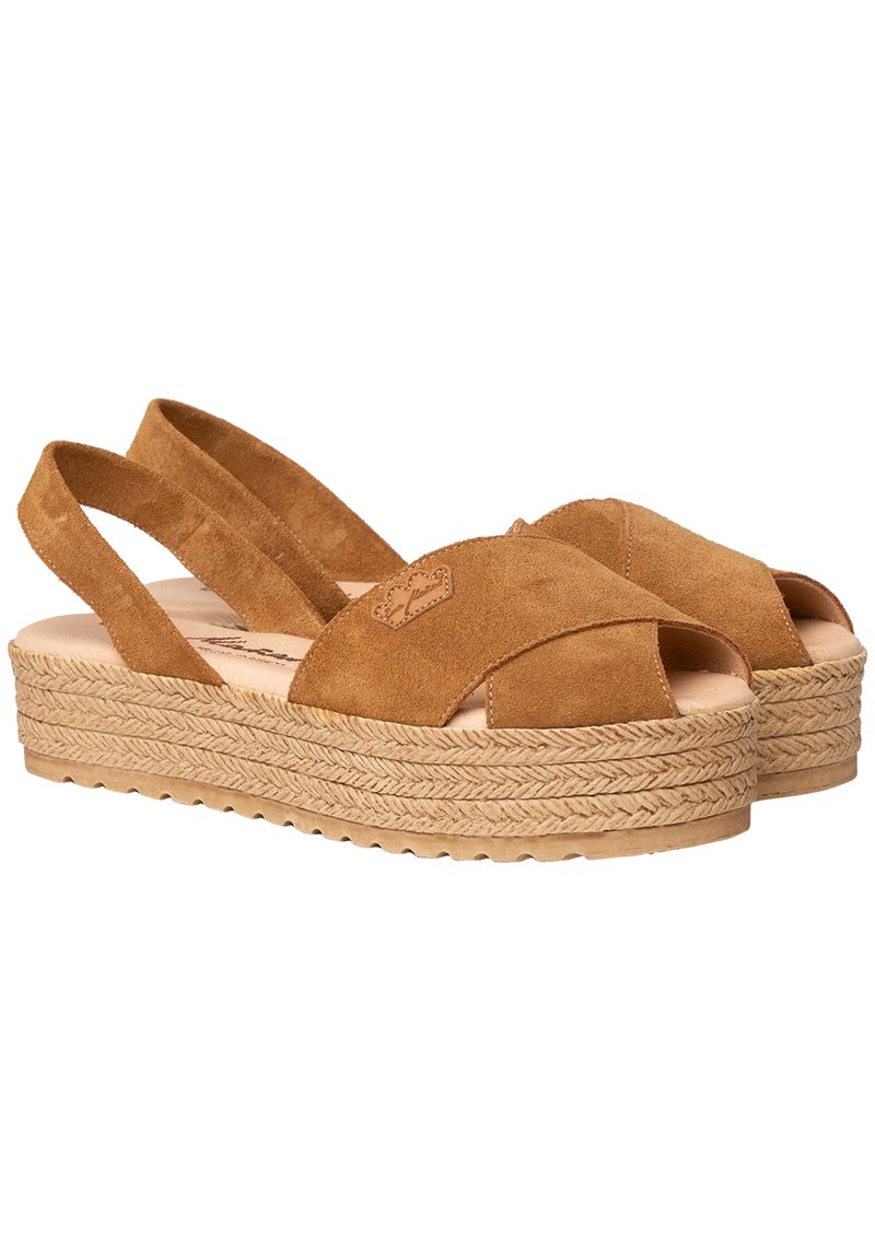 Sandalias slingback de ante marrón con punta abierta, suela de plataforma envuelta en yute y detalles cosidos en las correas superiores.