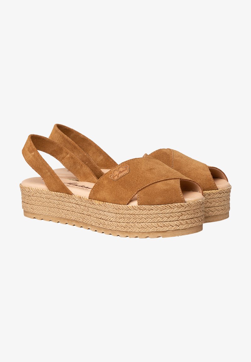 Sandalias slingback de ante marrón con punta abierta, suela de plataforma envuelta en yute y detalles cosidos en las correas superiores.