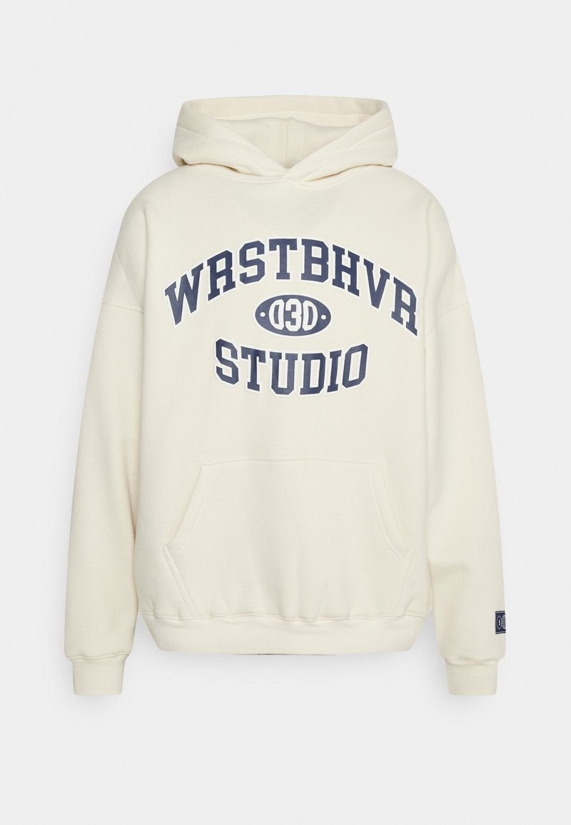 Krémová mikina s kapucí vyrobená z měkkého materiálu má přední kapsu, žebrované manžety a výrazné tmavě modré grafické logo na hrudi.