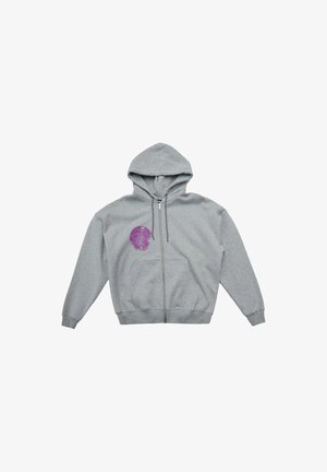 Felpa grigia con zip realizzata in materiale morbido, caratterizzata da una grafica viola sul lato sinistro del petto e una tasca a marsupio.