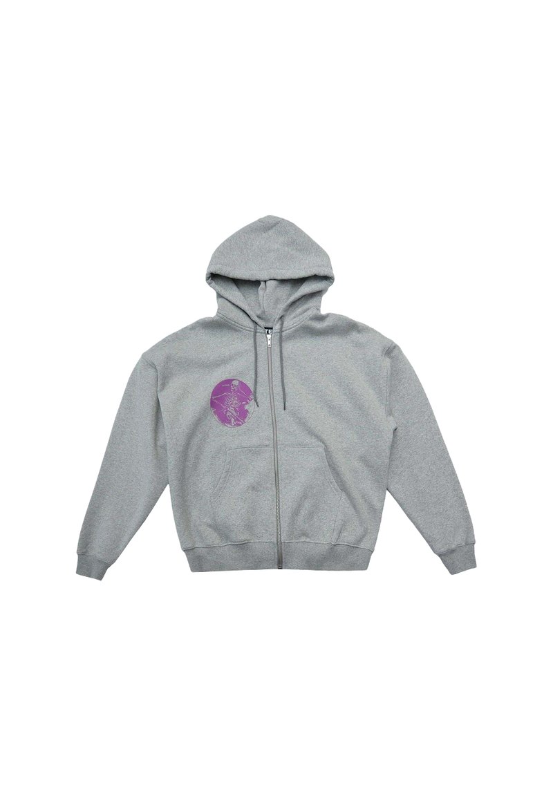 Felpa grigia con zip realizzata in materiale morbido, caratterizzata da una grafica viola sul lato sinistro del petto e una tasca a marsupio.