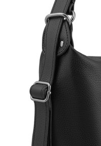 Correa de bolso de cuero negro con acabado texturizado, herrajes de metal en tono plateado y una hebilla ajustable con un cierre seguro.