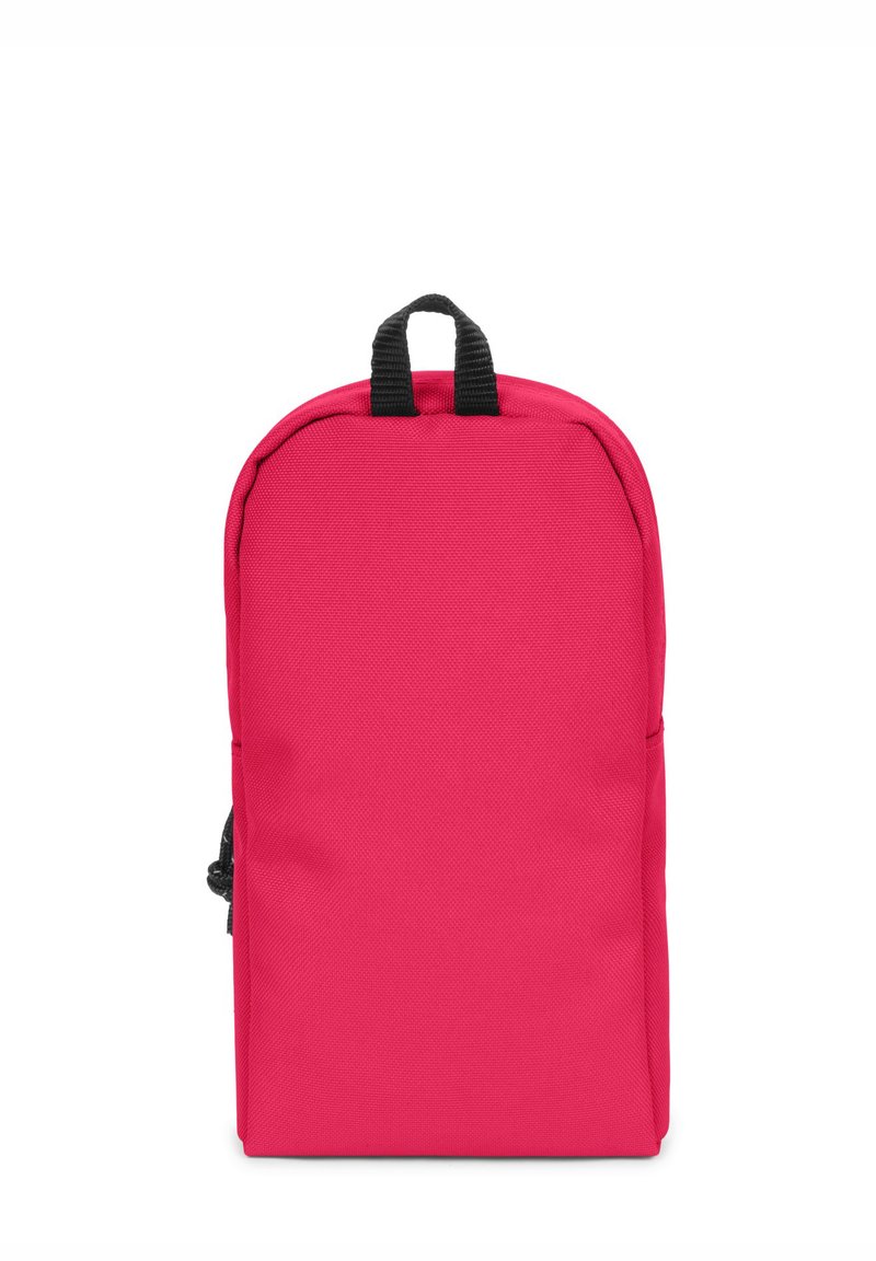 Sac à dos rose vif avec un extérieur texturé, des bords arrondis, des doubles poignées noires sur le dessus et une poche zippée sur le côté. Design compact, léger.